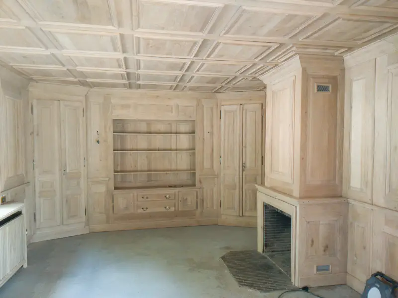 Boiseries intérieures et mobilier en bois entièrement décapés révélant la fibre naturelle sans altération