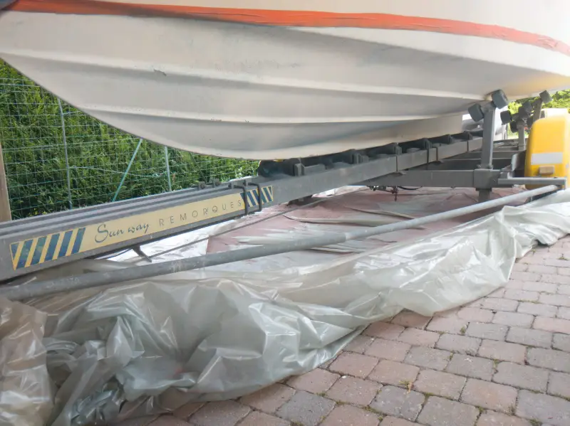 Coque de bateau en cours de décapage antifouling sans altération du gelcoat