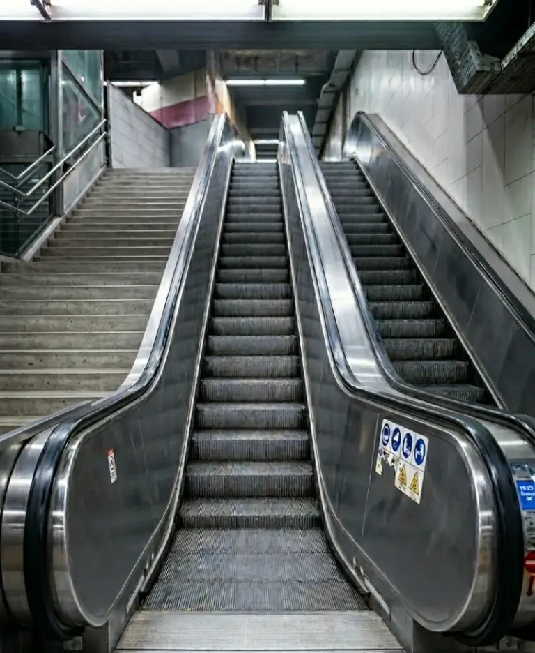 Escalator de métro propre et brillant après nettoyage cryogénique par Surface Reborn