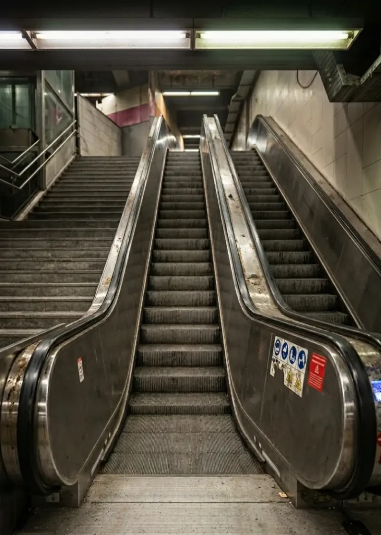 Escalator de métro sale avec résidus et crasse avant intervention nettoyage cryogénique Surface Reborn